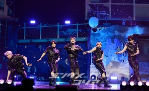 【フォト】完ぺきなパフォーマンスを披露するTXT