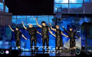 【フォト】完ぺきなパフォーマンスを披露するTXT