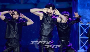 【フォト】完ぺきなパフォーマンスを披露するTXT