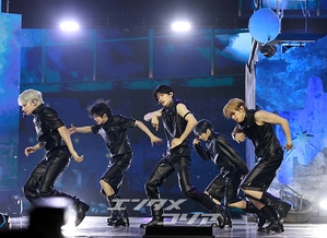 【フォト】完ぺきなパフォーマンスを披露するTXT