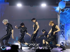 【フォト】完ぺきなパフォーマンスを披露するTXT