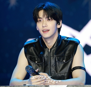 【フォト】TXT、セクシーな黒レザーコーデ…フルアルバムで音楽活動展開