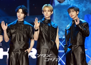 【フォト】TXT、セクシーな黒レザーコーデ…フルアルバムで音楽活動展開