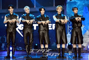 【フォト】TXT、セクシーな黒レザーコーデ…フルアルバムで音楽活動展開