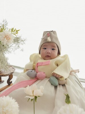 【フォト】ソン・ダムビ＆イ・ギュヒョク　かわいい韓服着た娘と幸せな生後100日目記念写真