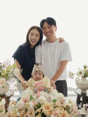 【フォト】ソン・ダムビ＆イ・ギュヒョク　かわいい韓服着た娘と幸せな生後100日目記念写真