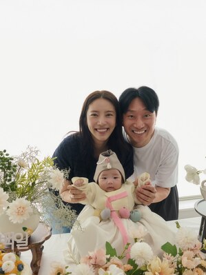 【フォト】ソン・ダムビ＆イ・ギュヒョク　かわいい韓服着た娘と幸せな生後100日目記念写真