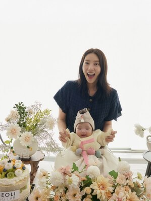 【フォト】ソン・ダムビ＆イ・ギュヒョク　かわいい韓服着た娘と幸せな生後100日目記念写真