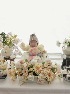 【フォト】ソン・ダムビ＆イ・ギュヒョク　かわいい韓服着た娘と幸せな生後100日目記念写真