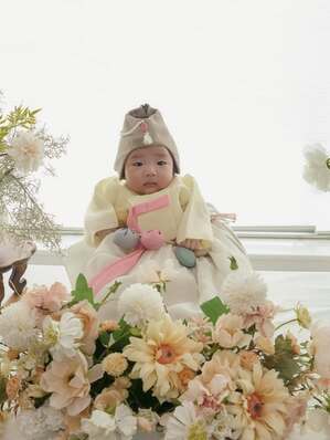 【フォト】ソン・ダムビ＆イ・ギュヒョク　かわいい韓服着た娘と幸せな生後100日目記念写真