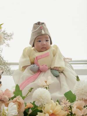 【フォト】ソン・ダムビ＆イ・ギュヒョク　かわいい韓服着た娘と幸せな生後100日目記念写真