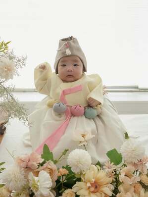 【フォト】ソン・ダムビ＆イ・ギュヒョク　かわいい韓服着た娘と幸せな生後100日目記念写真