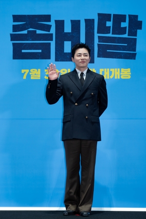 【フォト】クラシカルな金ボタンジャケット姿のチョ・ジョンソク