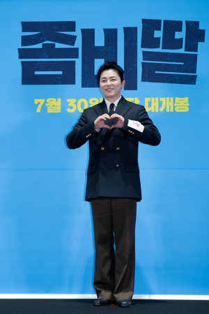 【フォト】クラシカルな金ボタンジャケット姿のチョ・ジョンソク