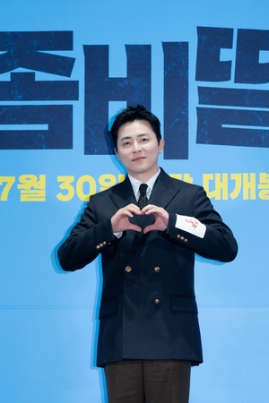 【フォト】クラシカルな金ボタンジャケット姿のチョ・ジョンソク