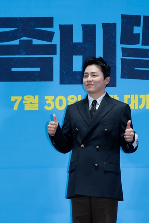 【フォト】クラシカルな金ボタンジャケット姿のチョ・ジョンソク