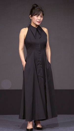 【フォト】キル・ヘヨン、黒ワンピ姿が上品