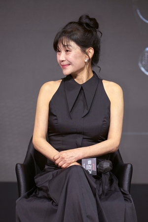 【フォト】キル・ヘヨン、黒ワンピ姿が上品