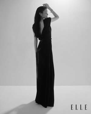 【フォト】キム・ヨナ、「ELLE」香港版のグラビアで披露する控えめなセクシーさ…強烈で魅惑的なスタイル