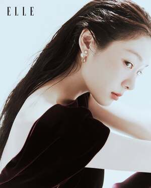 【フォト】キム・ヨナ、「ELLE」香港版のグラビアで披露する控えめなセクシーさ…強烈で魅惑的なスタイル