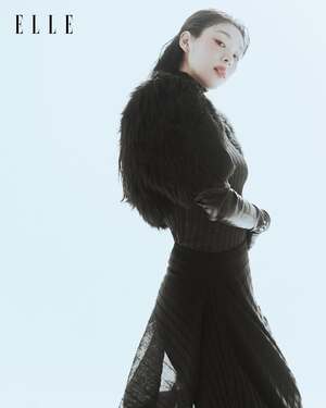 【フォト】キム・ヨナ、「ELLE」香港版のグラビアで披露する控えめなセクシーさ…強烈で魅惑的なスタイル