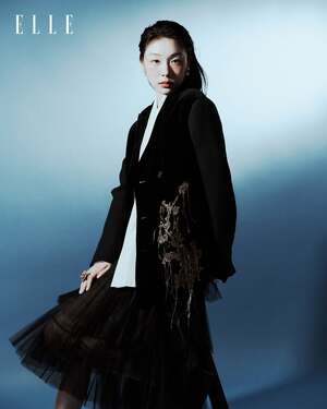 【フォト】キム・ヨナ、「ELLE」香港版のグラビアで披露する控えめなセクシーさ…強烈で魅惑的なスタイル