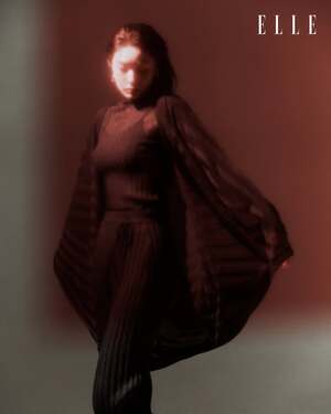 【フォト】キム・ヨナ、「ELLE」香港版のグラビアで披露する控えめなセクシーさ…強烈で魅惑的なスタイル
