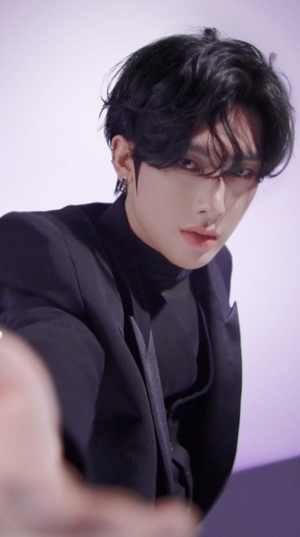 【フォト】ZEROBASEONEリッキー、コスメブランドのイメキャラに抜てき…圧倒的なカリスマ