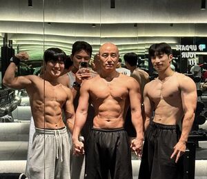 54歳ホン・ソクチョン、鍛え上げた筋肉質ボディをアピール 「20代のマッチョたちと運動」