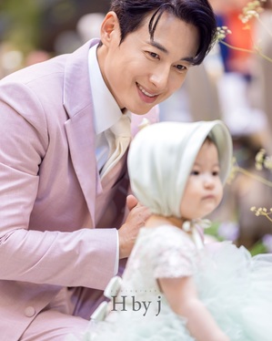 【フォト】イ・ジフン＆アヤネさん　娘の満1歳誕生日祝い写真公開…幸せ3人家族