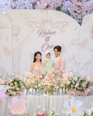 【フォト】イ・ジフン＆アヤネさん　娘の満1歳誕生日祝い写真公開…幸せ3人家族