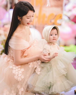 【フォト】イ・ジフン＆アヤネさん　娘の満1歳誕生日祝い写真公開…幸せ3人家族