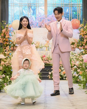 【フォト】イ・ジフン＆アヤネさん　娘の満1歳誕生日祝い写真公開…幸せ3人家族