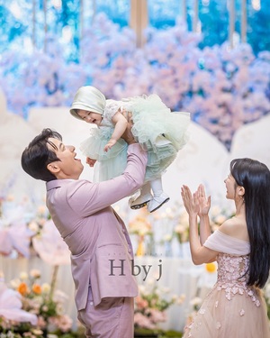 【フォト】イ・ジフン＆アヤネさん　娘の満1歳誕生日祝い写真公開…幸せ3人家族