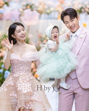 【フォト】イ・ジフン＆アヤネさん　娘の満1歳誕生日祝い写真公開…幸せ3人家族