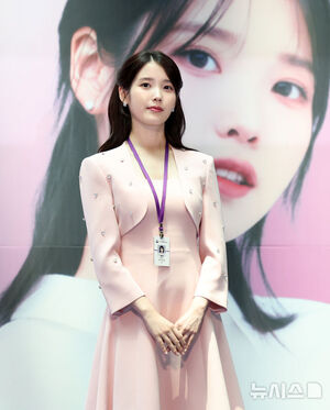 【フォト】仁川空港税関の広報大使に任命されたIU