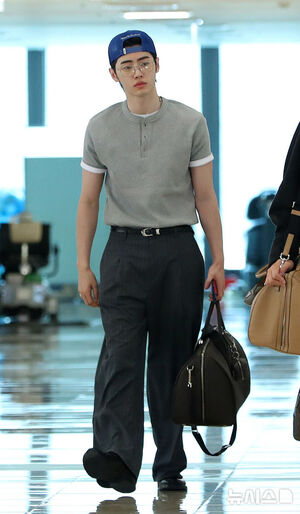 【フォト】ENHYPENが日本へ出発「クールな7人の男たち」