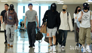 【フォト】ENHYPENが日本へ出発「クールな7人の男たち」