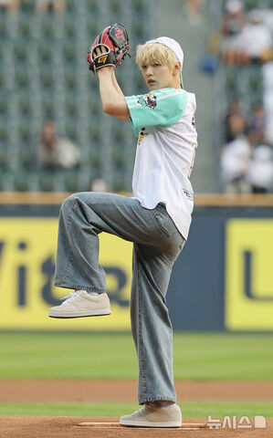 【フォト】TXTスビン「金髪プリンス」完璧な始球式　／ソウル