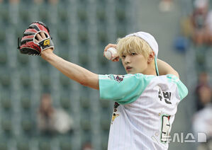 【フォト】TXTスビン「金髪プリンス」完璧な始球式　／ソウル