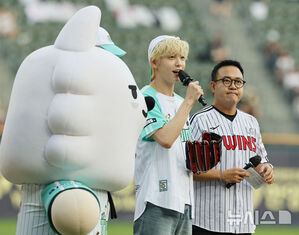 【フォト】TXTスビン「金髪プリンス」完璧な始球式　／ソウル