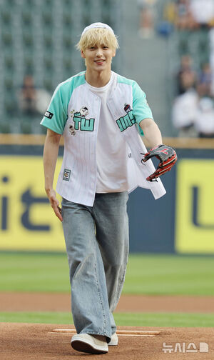 【フォト】TXTスビン「金髪プリンス」完璧な始球式　／ソウル