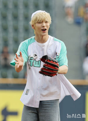 【フォト】TXTスビン「金髪プリンス」完璧な始球式　／ソウル