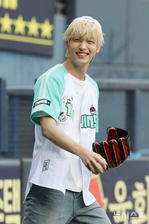 【フォト】TXTスビン「金髪プリンス」完璧な始球式　／ソウル