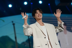 パク・ボゴム、日本ファンミ盛況…キム・ソヒョン&イ・サンイがサプライズ登場