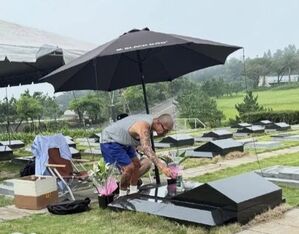 ク・ジュンヨプの妻バービィー・スーさんの墓碑に韓国語で「ジュンジュン」…「麺も半分手つかずのまま」