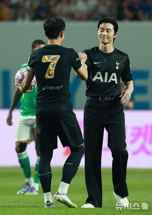 【フォト】パク・ソジュン「親友ソン・フンミンと熱いハグ」