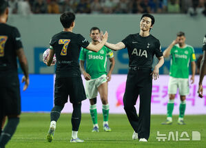 【フォト】パク・ソジュン「親友ソン・フンミンと熱いハグ」