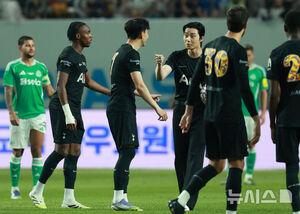 【フォト】パク・ソジュン「親友ソン・フンミンと熱いハグ」