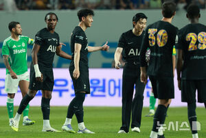 【フォト】パク・ソジュン「親友ソン・フンミンと熱いハグ」